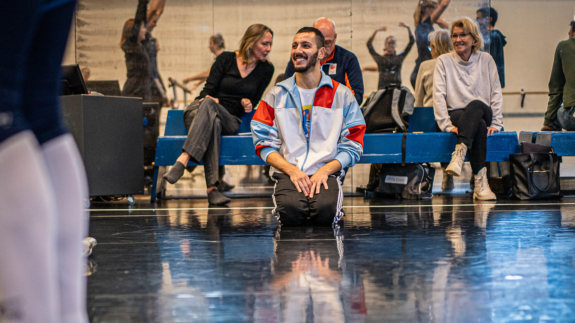 Danse Giuseppe lacht en zit op de grond