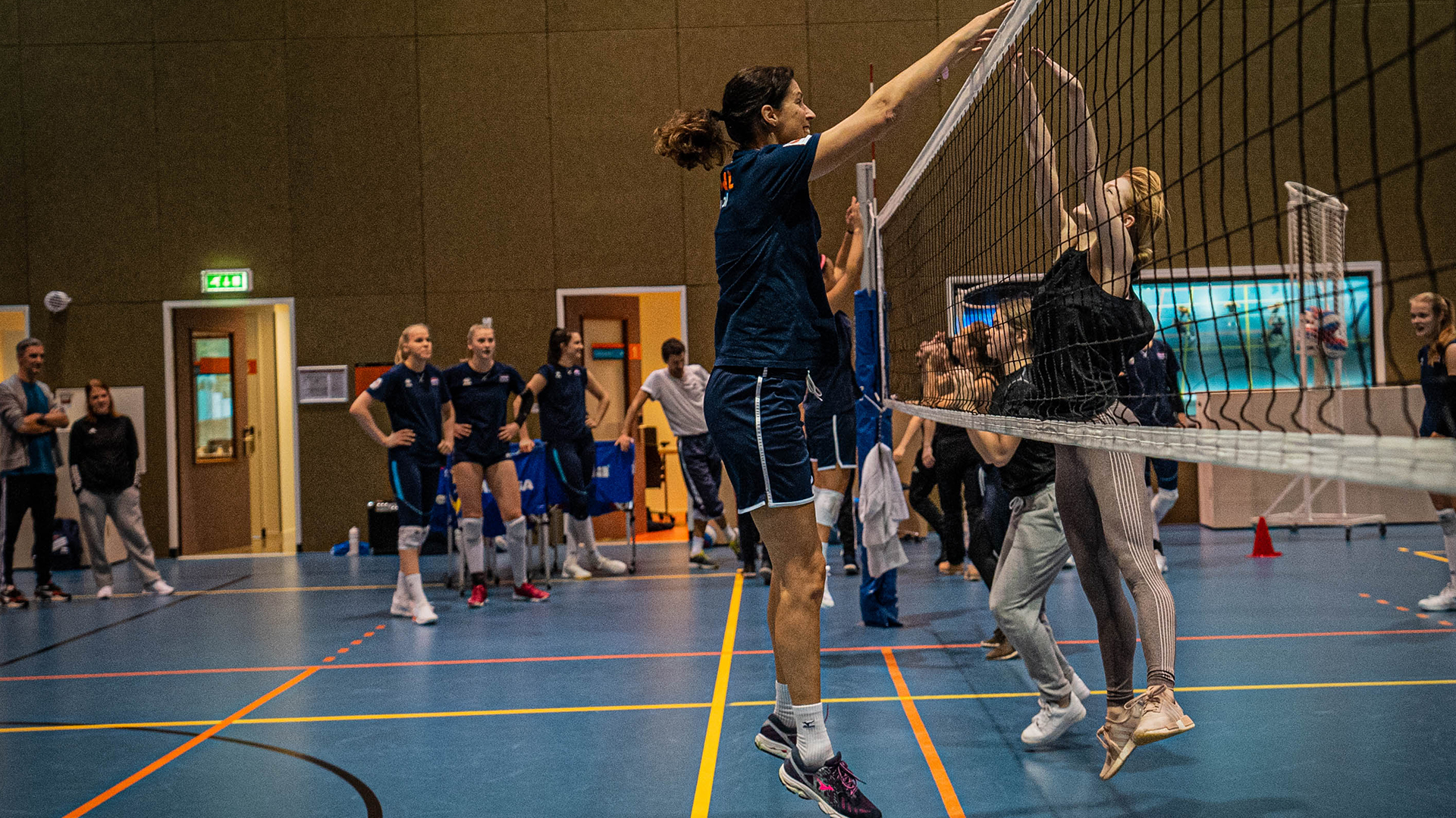 Dansers en sporters aan het volleyballen