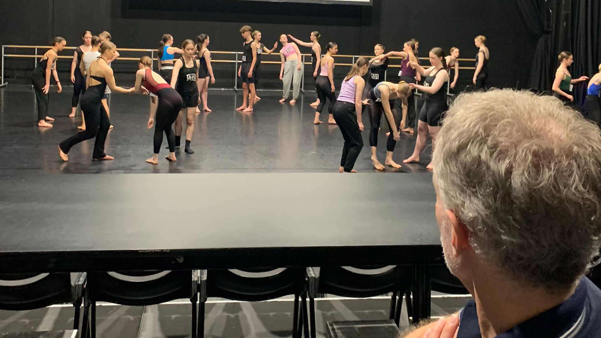 Juryli kijkt naar de dansende danser op toneel