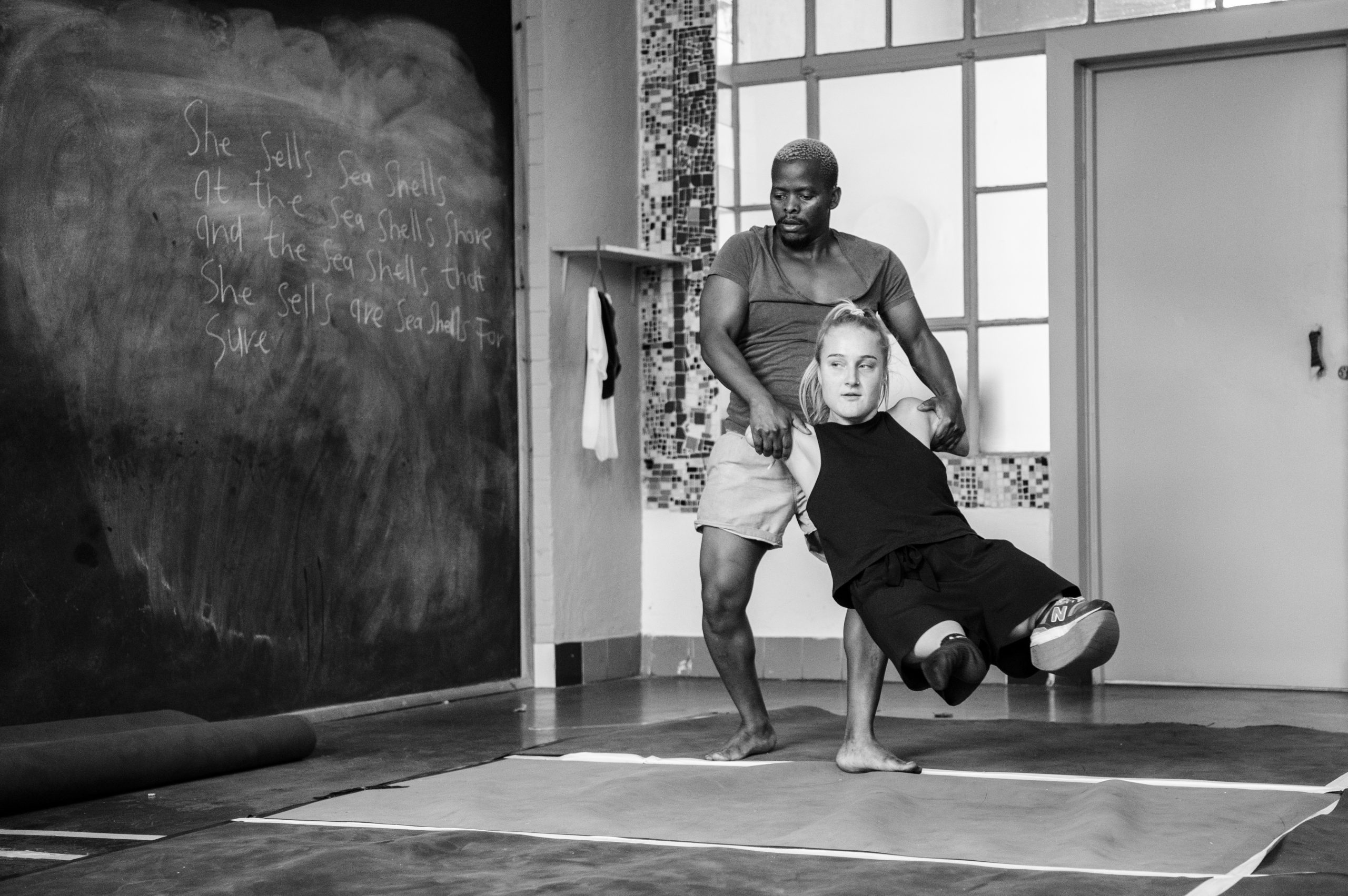 Repetitiebeeld Body Moves met Eva Eikhout en Thapelo Kotlolo